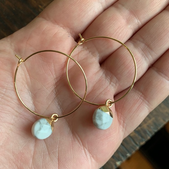 ✨NWT ✨18K Gold Hoop with Faceted Howlite Charm Minimal Bohemian Earrings - Picture 5 of 7